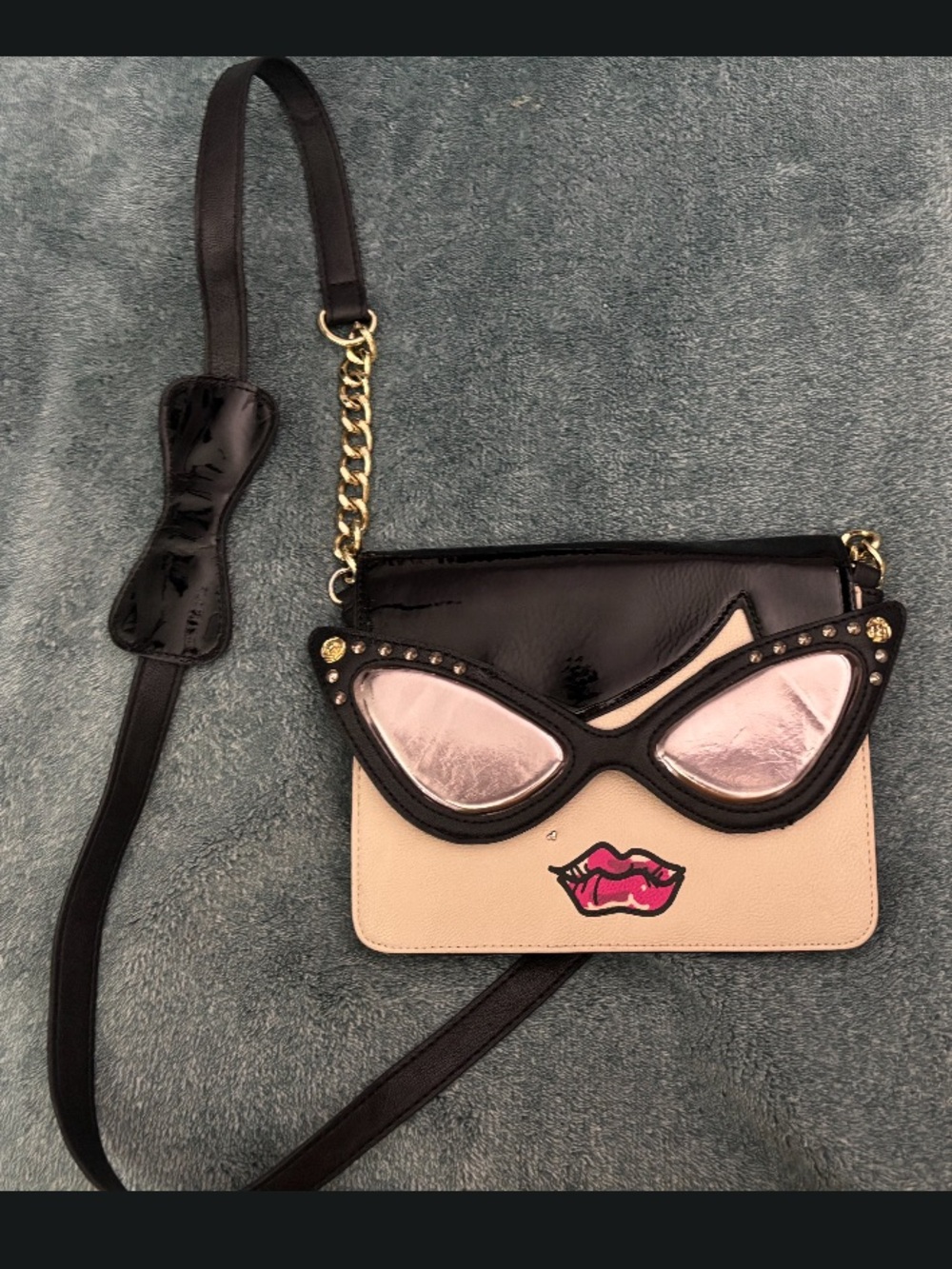 Betsey Johnson Women's Novelty Sunglasses Face
Crossbody